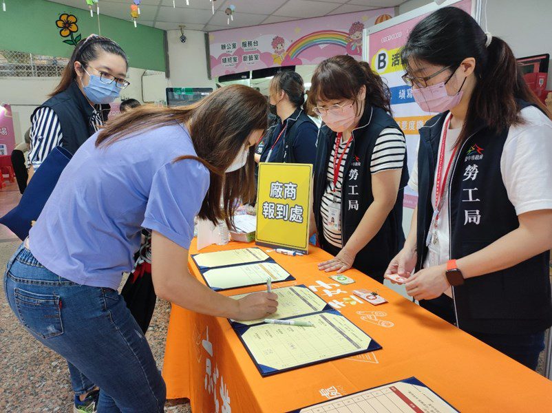台中購物節振經濟! 中市勞工局11月份邀60家企業提供逾1,900職缺 台中購物節振經濟! 中市勞工局11月份邀60家企業提供逾1,900職缺