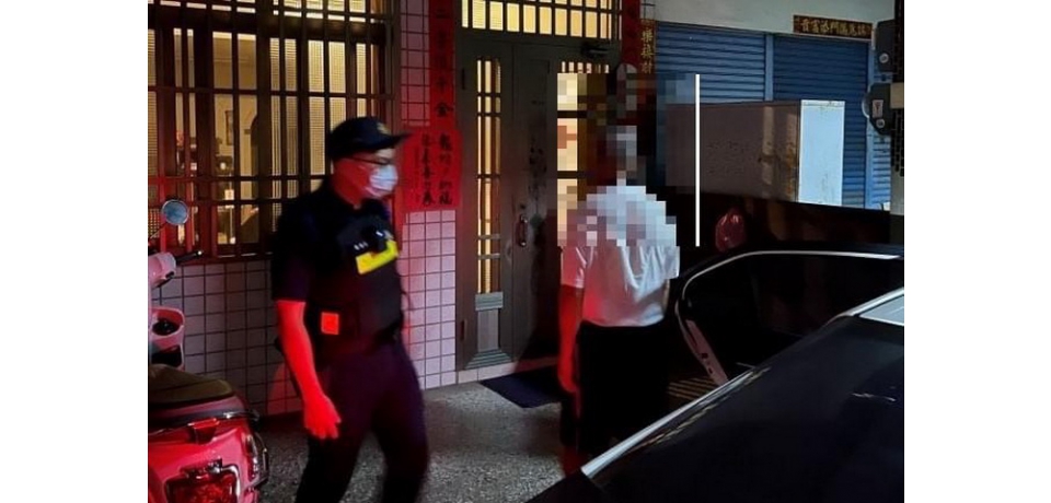 老翁駐足路邊長達5小時  草屯警憑胸牌助返家