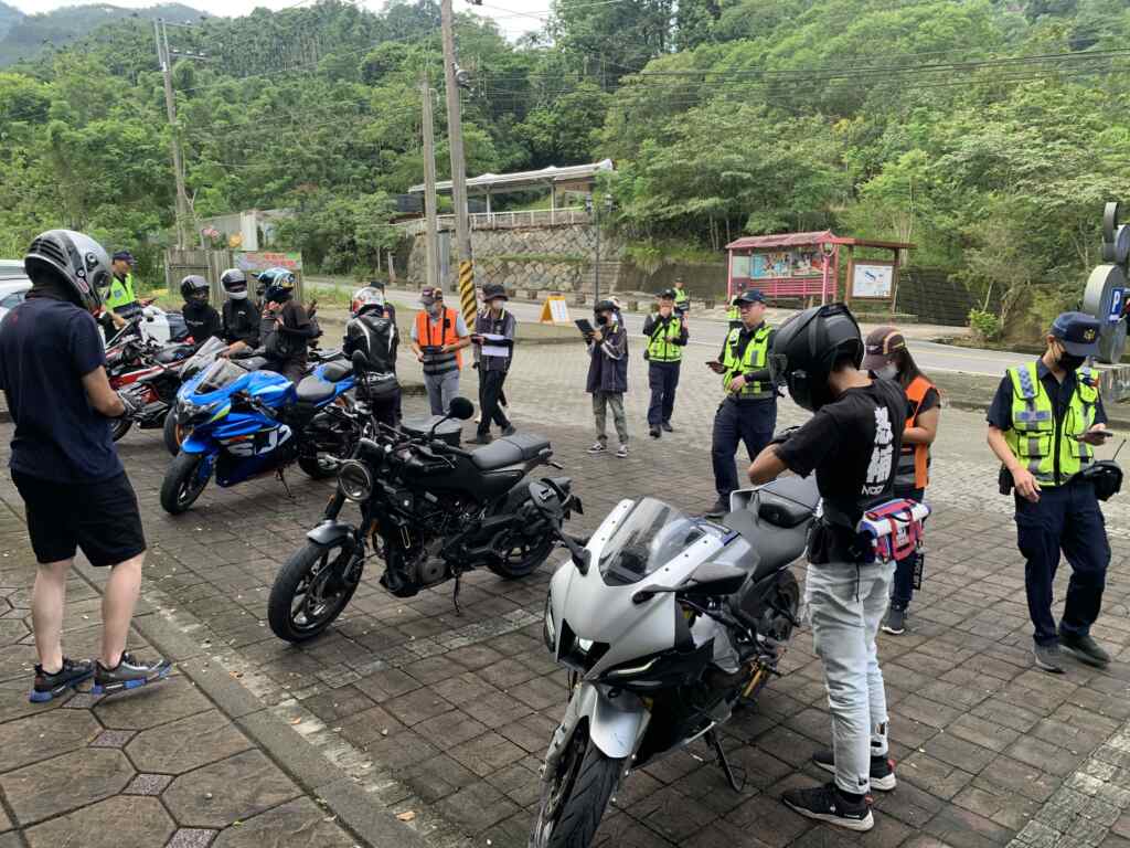 114年起民眾若使用非原廠改裝排氣管，經環警監路邊攔查或民眾檢舉噪音，未完成變更登記，將依道路交通安全規則處900至1,800元罰緩。