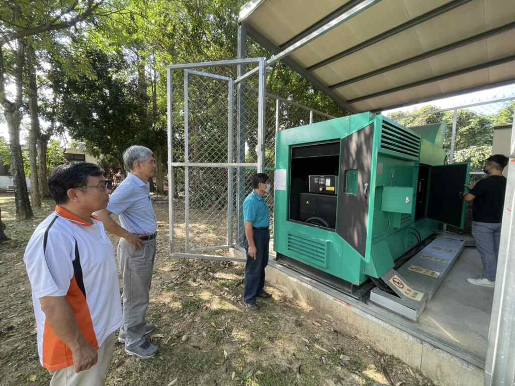 ▲發電機檢查、油料補充、試運轉，以備停電時有緊急供電。（記者林明佑翻攝）