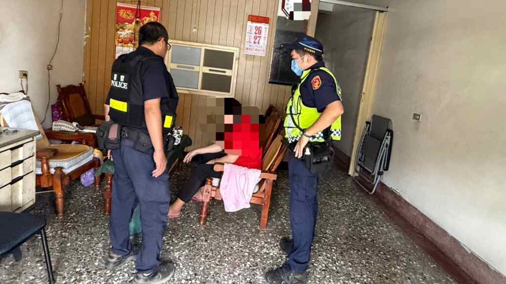 ▲彰化縣社頭鄉的劉姓女子因精神障礙迷途,27日上午在田尾鄉一民宅前徘徊,警方接獲報案後迅速前往,耐心安撫並確認其身份,隨即聯繫家屬,讓她平安返家。(記者林明佑翻攝)