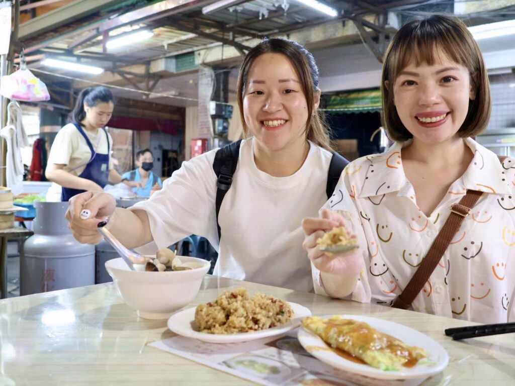 福容徠旅高雄店鄰近六合夜市，古早味美食相當多