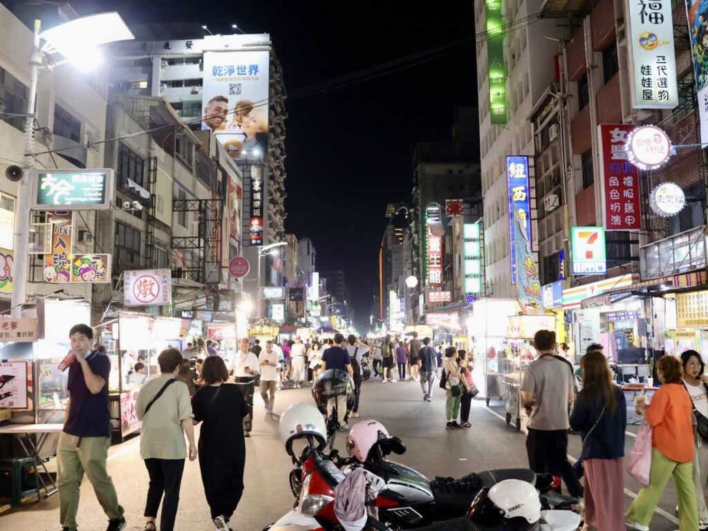 福容徠旅高雄店鄰近六合夜市，古早味美食相當多