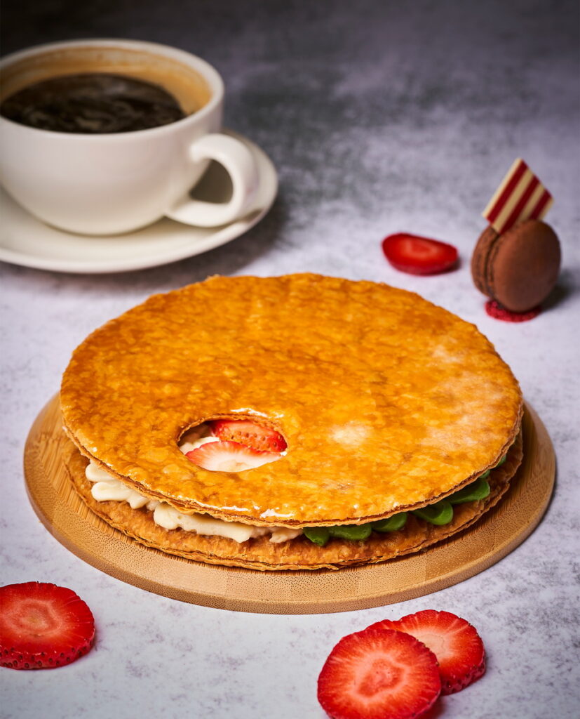 Bar 98酒吧推出每日限量「拿破崙酥」,每份150元起,為旅宿板橋凱撒大飯店必嚐熱門點心 圖/板橋凱撒大飯店提供