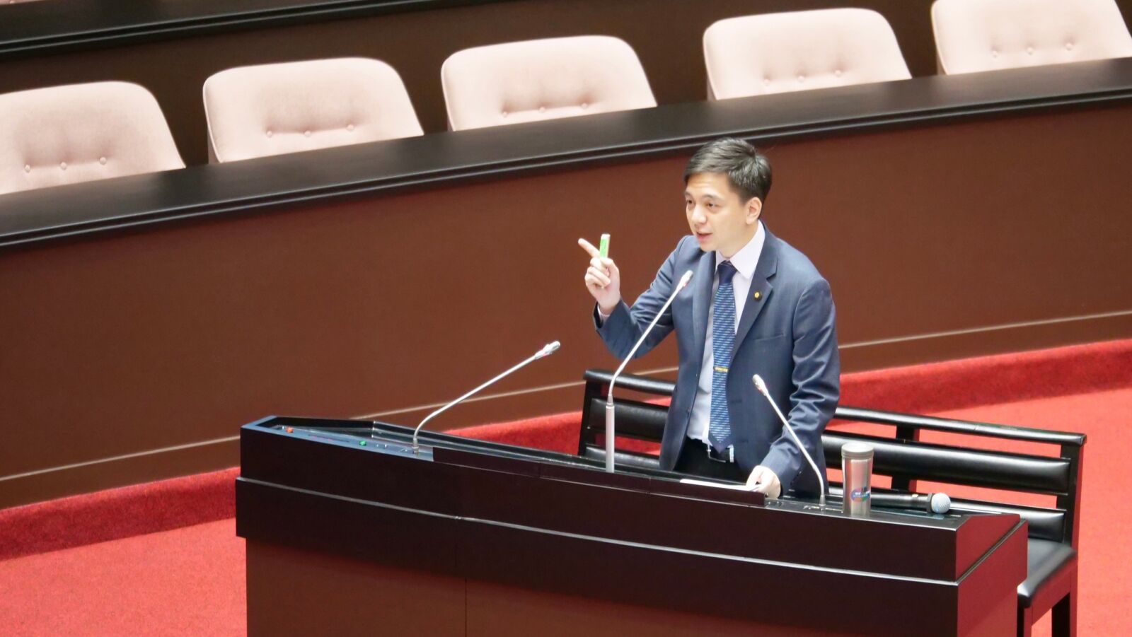 牛煦庭稱台電是「能源政策消波塊」 卓榮泰允提4年計畫讓財務好轉 226 牛煦庭稱台電是「能源政策消波塊」 卓榮泰允提4年計畫讓財務好轉 225
