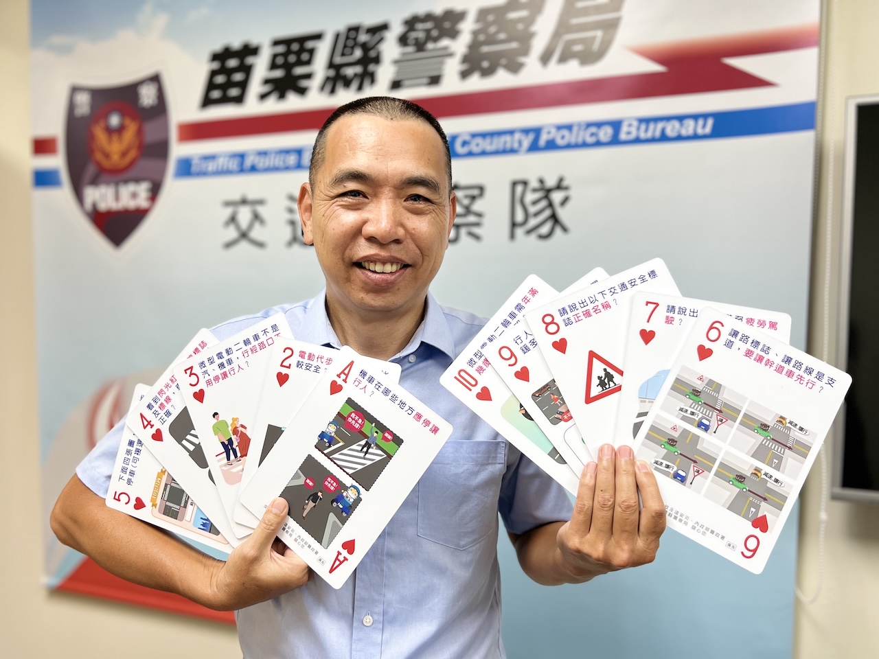 【有影】寓教於樂傳遞正確觀念 苗栗縣警局創新推出交通安全宣導撲克牌 218 cnews124241017a01