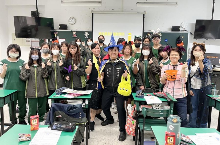 竹崎高中萬聖節嘉年華活動 校長粉墨豋場扮魔法師宣揚反霸凌