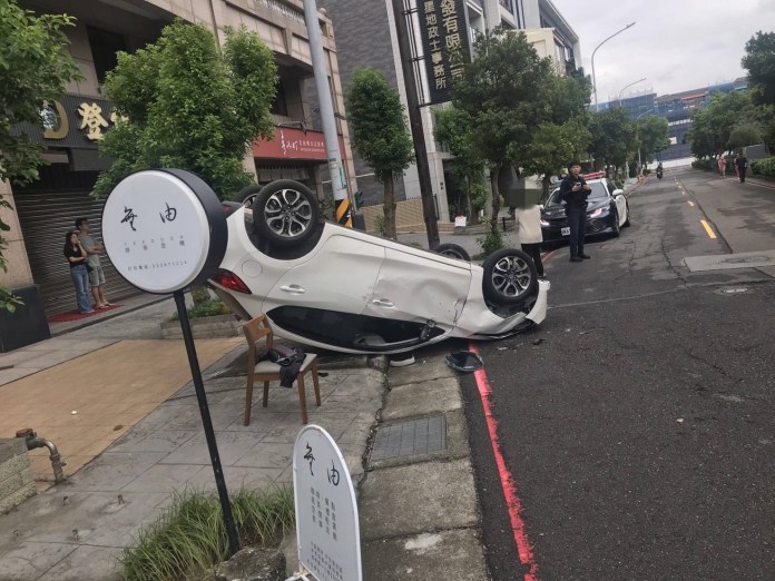 轎車路中突加速 衝撞路旁店家整輛「倒頭栽」 19 S 10330160 0