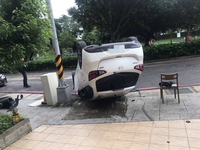 轎車路中突加速 衝撞路旁店家整輛「倒頭栽」 20 S 10330158 0