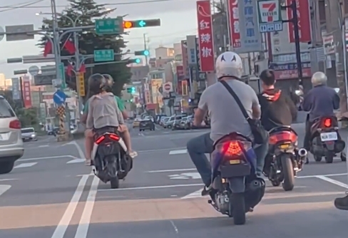 【有片】扯!機車「猴群」桃園街頭橫行 多項違規平警開罰了 75 1730180990067