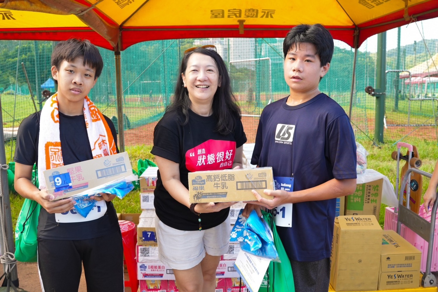 佳格食品集團由永續長陳文琪代表捐贈小朋友接力組130箱福樂牛乳。(圖/永悅健康提供)
