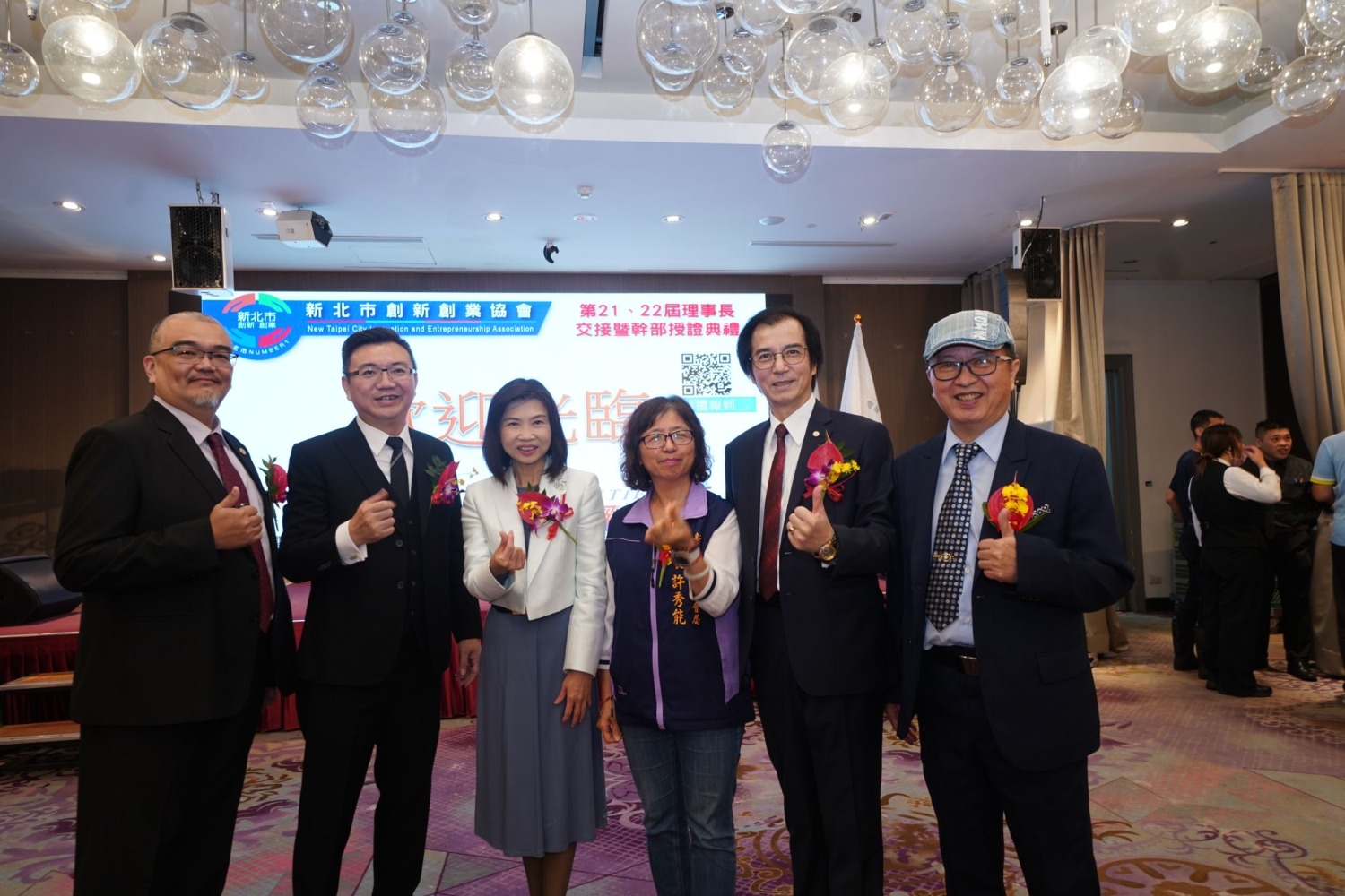 （左起）北區委員會關傑區長、新任劉孔容會長、陳麗如總會長、新北社會局許秀能副局長、黃維鈞會長一同合影。（圖/記者林照東攝）
