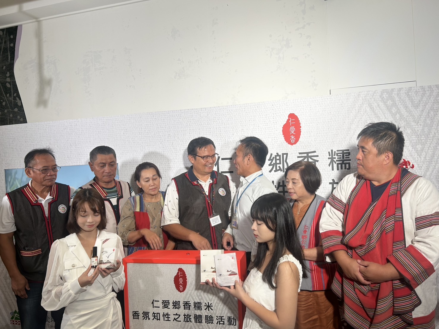 仁愛鄉長江子信表示,現場由部落族人示範的伊谷娜香糯米香氛體驗,是以伊谷娜香糯米生態及部落生活文化為知性旅行為核心。(圖/黃仁國會辦公室)