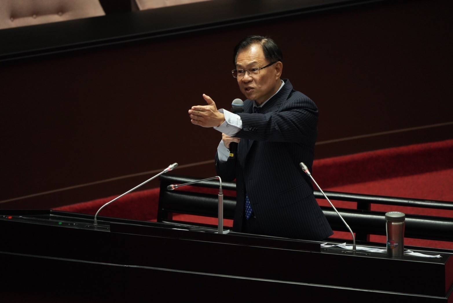 民眾黨立委張啓楷29日在立法院質詢行政院長卓榮泰。(圖/張啟楷國會辦公室)