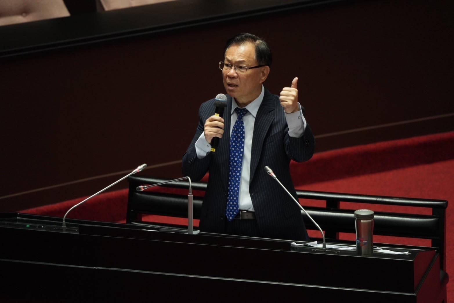 張啓楷強調,核電一度1.1~1.3元,人家都在做努力,我們卻反其道而行,把最便宜的核電停掉了,再去買最貴的再生能源。(圖/張啟楷國會辦公室)