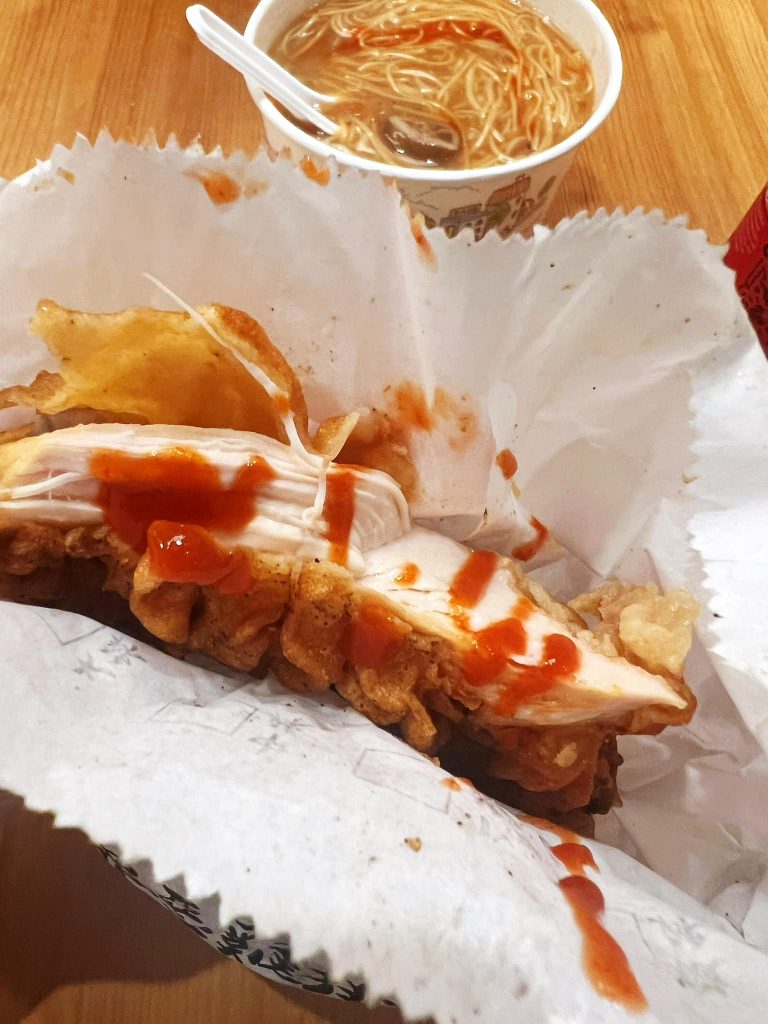 店家忘記加辣怎麼辦？網友自創美式辣醬加台灣小吃引全網共鳴：百搭！巷口就買得到！
