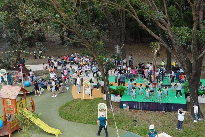 高雄都會公園共融遊具啟用儀式,吸引許多親子家庭參加。 圖:內政部國家公園署/提供