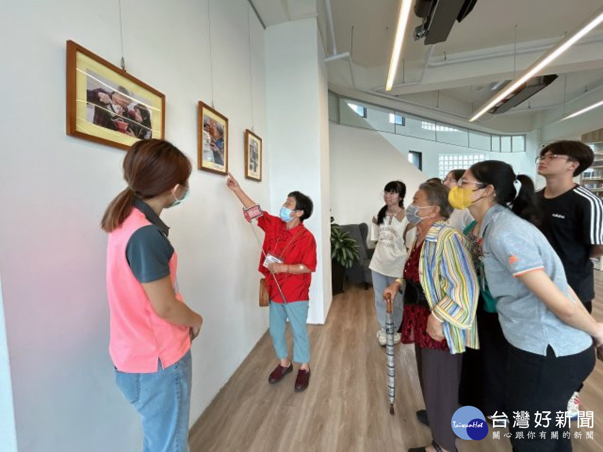 永信基金會長者化身導覽員為民眾介紹展覽作品。（記者陳榮昌攝）
