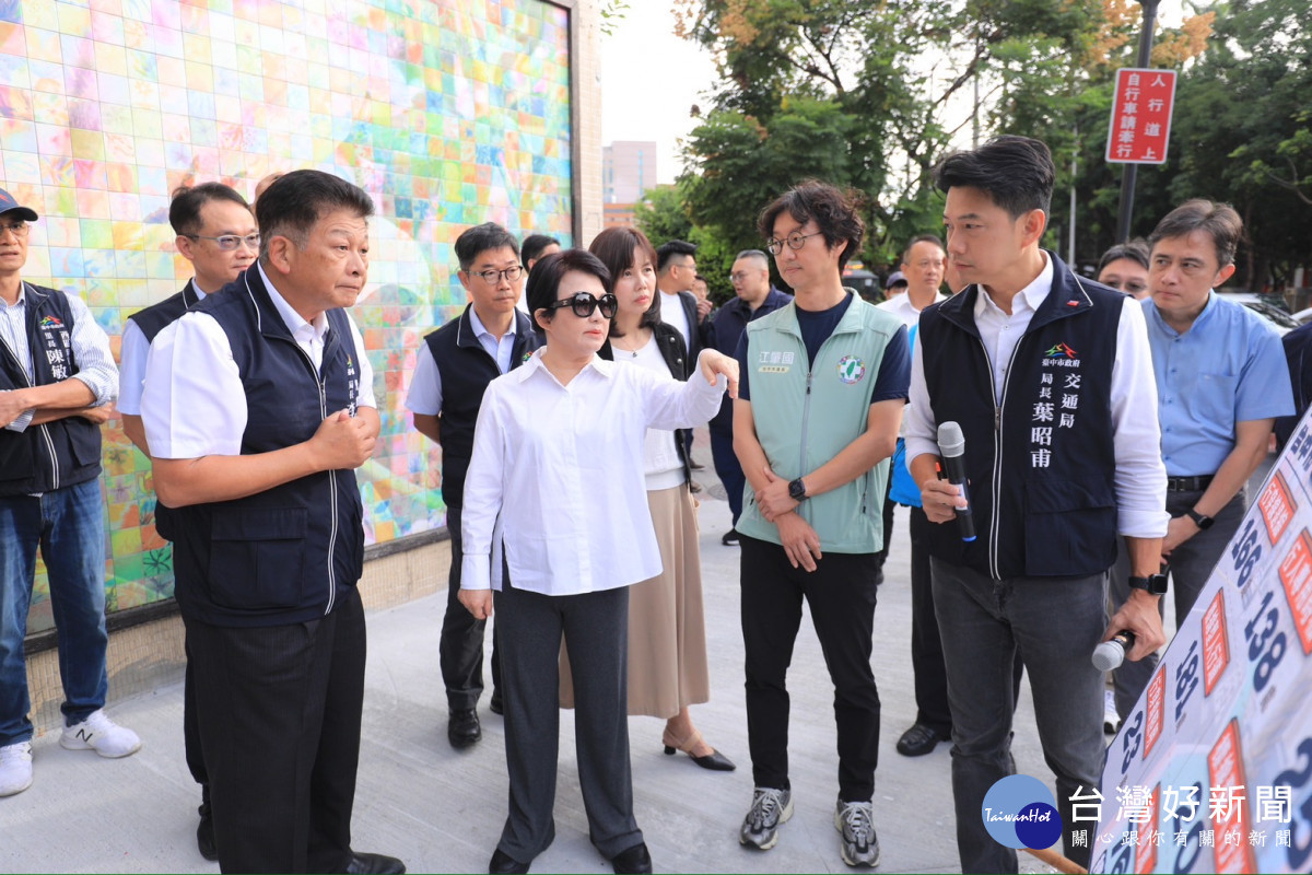 盧市長等人聆聽交通局簡報
