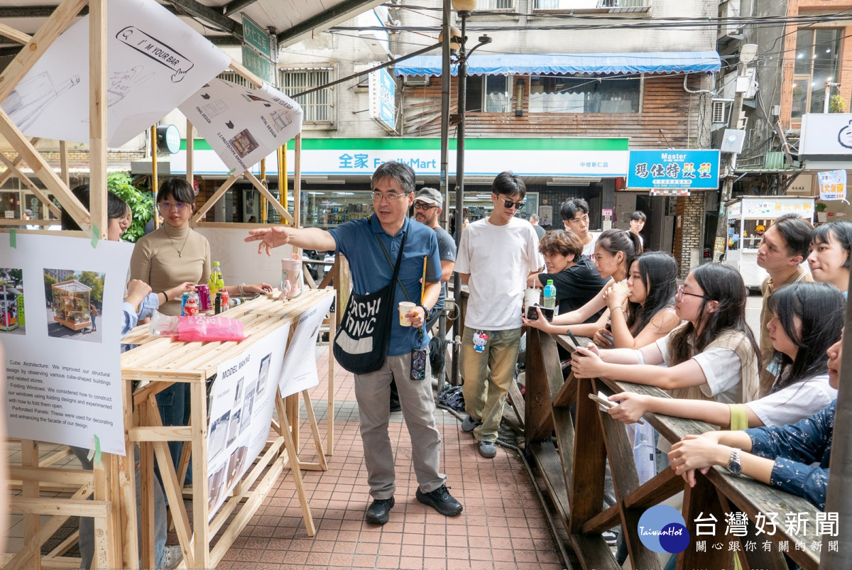 中原大學英國OBU專班與中原商圈店家合作，鼓勵學生針對店家需求設計微型建築，學用合一。