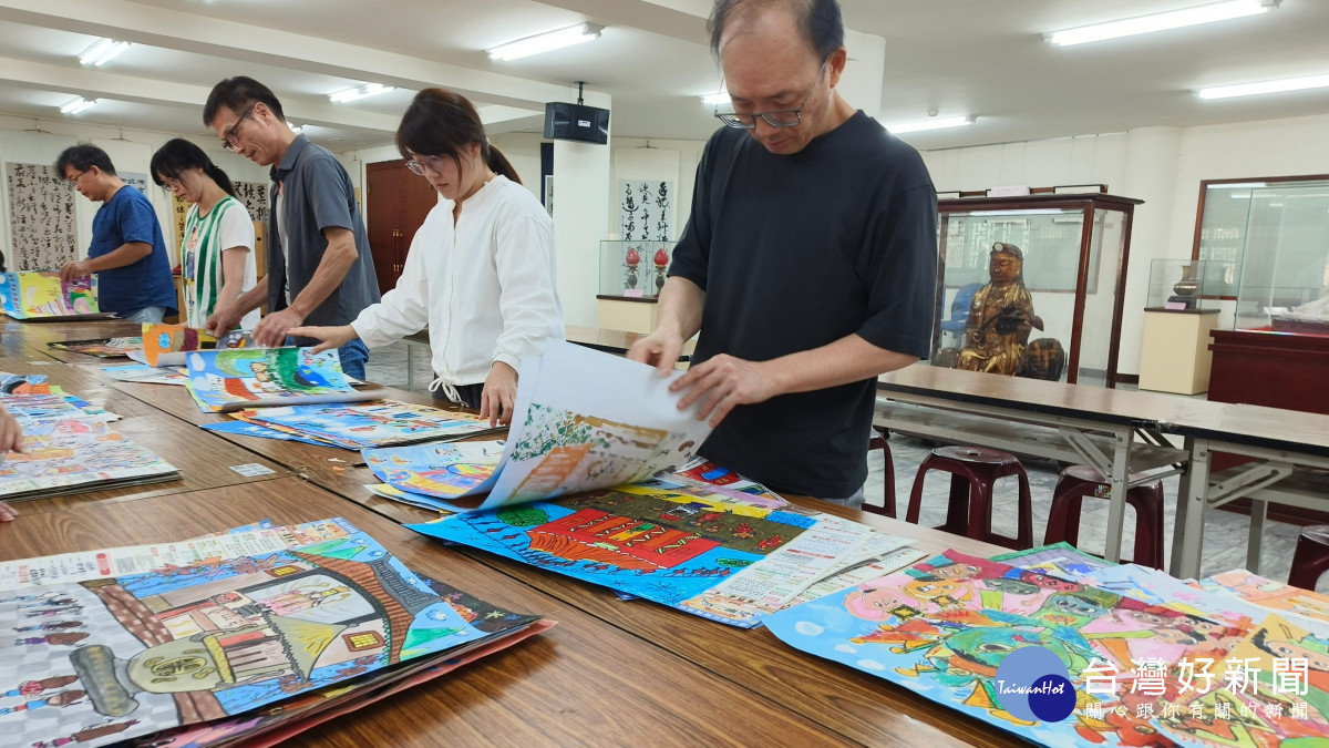 壽山巖觀音寺舉辦現場評選,7位專業評審從破萬件精彩作品中,決選出480張得獎優秀作品。