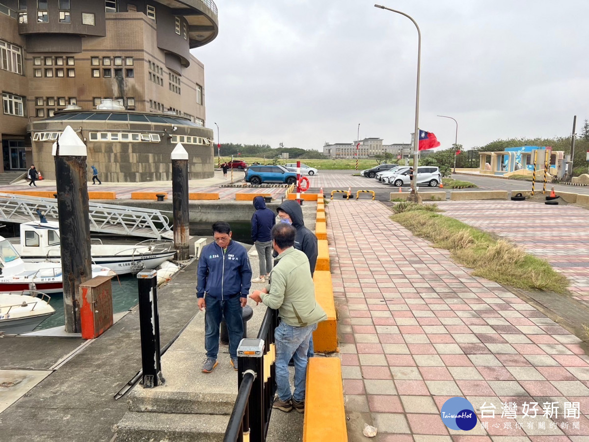 桃園市政府農業局啟動防颱應變措施兵分多路至各相關場所整備勘查,以期減少災損。