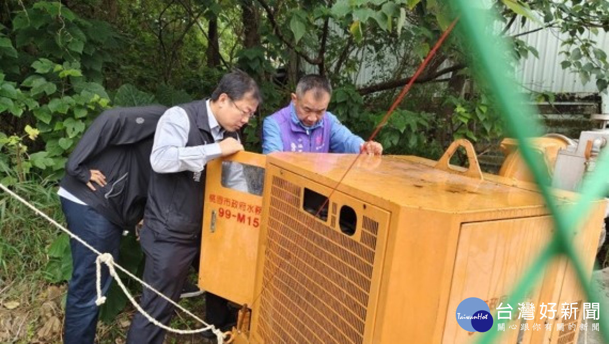 蘆竹區長李岳壇與中福里里長詹益青進行抽水機操作檢視共同防治淹水。<br /><br /> (中興路大興路口)