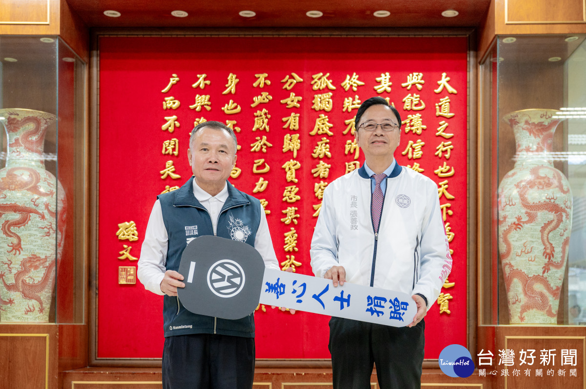 李副議長代表善心人士捐贈救災指揮車及復康巴士予市府。