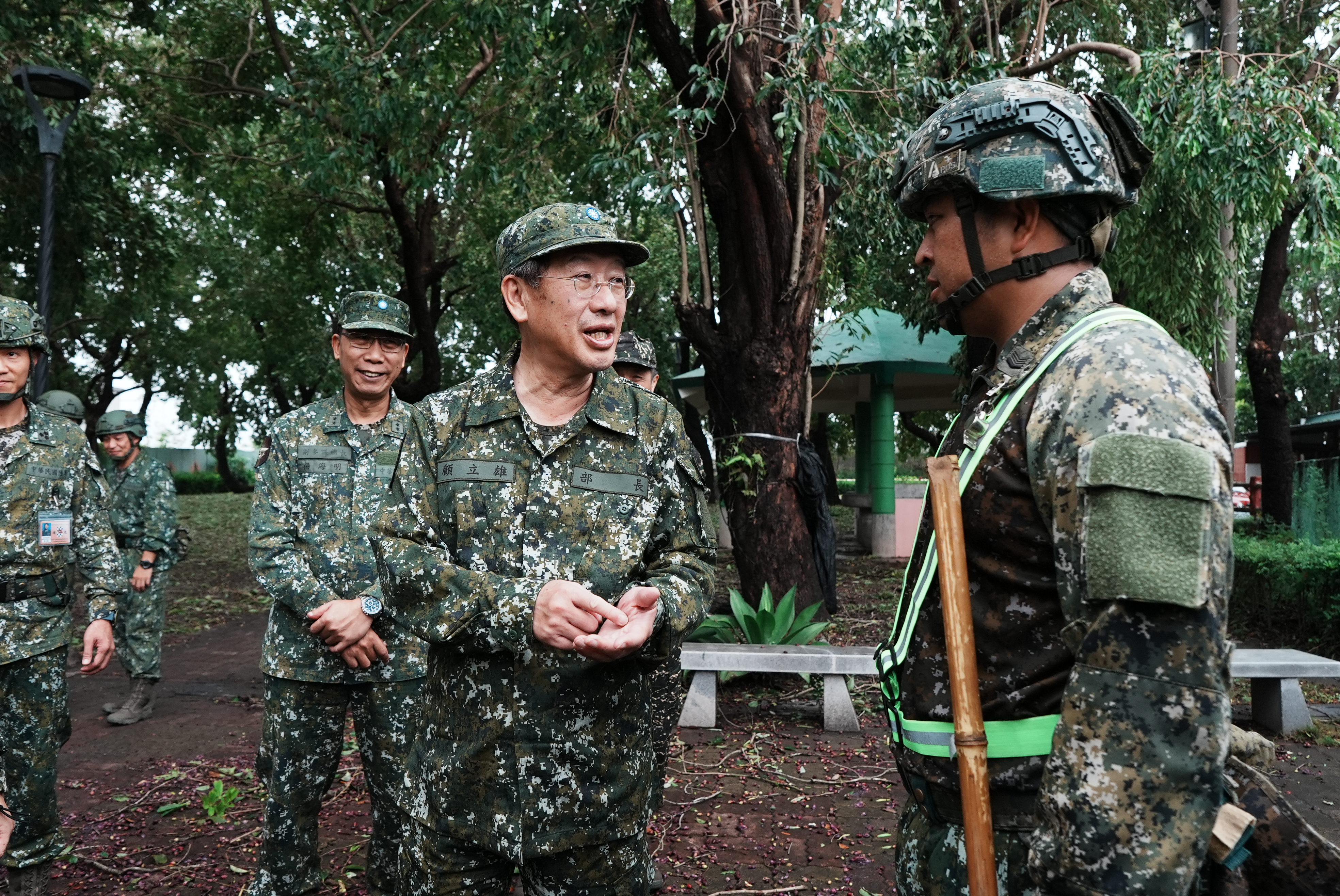 因應康芮颱風即將來襲,國軍3萬6千兵力嚴陣以待。圖為國防部長顧立雄過去視導救災官兵畫面。資料照片