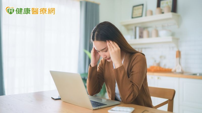 雙側頭痛也可能是偏頭痛惹禍! 醫揭:75%的人會在35歲前發病