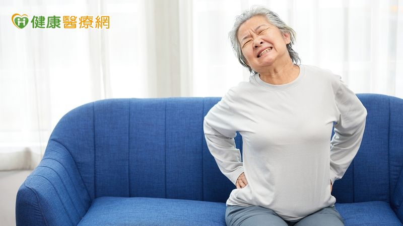 中年婦後腰疼痛有燒灼感,竟是皮蛇纏身! 醫揭「這些人」罹患機率高
