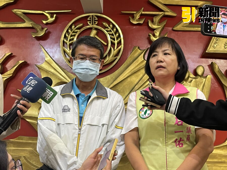 圖/民進黨新北市議員石一佑陪同楊父受訪。(記者陳志仁攝,2024.10.30)