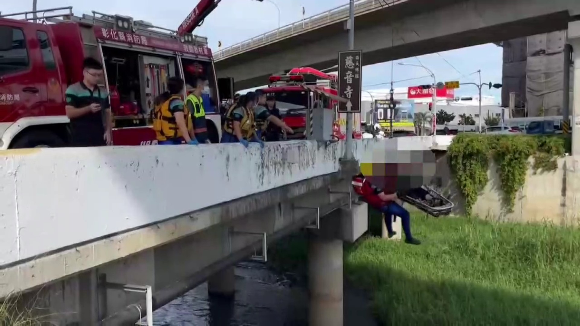 ▲員林市員林大排發生溺水事件，使用器材車將人員吊掛至員大排中進行徒手攔截，再以籃式擔架將溺者吊掛上岸後送醫。（消防局提供）