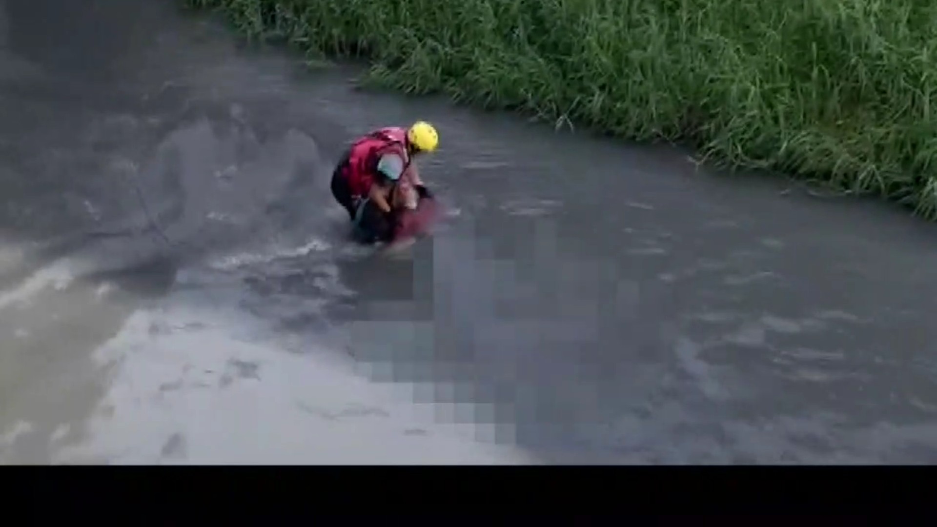 ▲員林市員林大排發生溺水事件，使用器材車將人員吊掛至員大排中進行徒手攔截，再以籃式擔架將溺者吊掛上岸後送醫。（消防局提供）