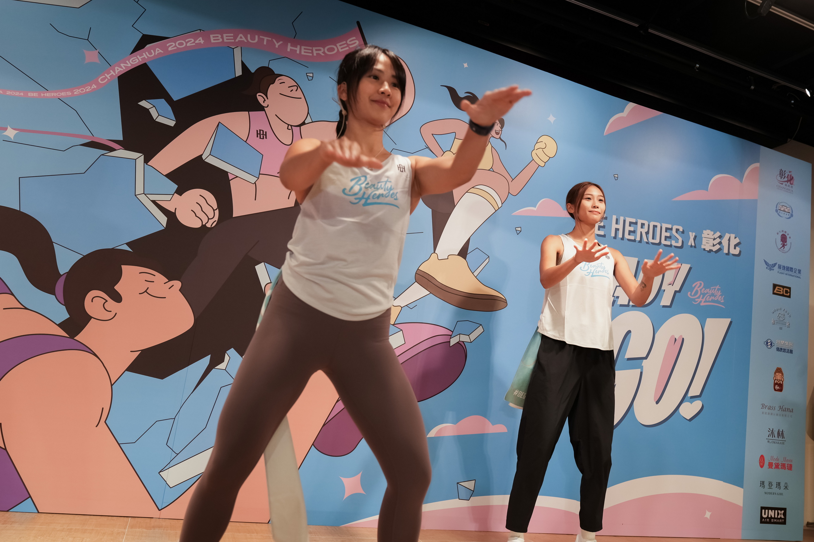 ▲2024 BE HEROES 女性運動日將於12月8日登場,宣傳會上,跨欄美少女張博雅也和教練在台上帶領彰化縣議長謝典林等人暖身,跳近來熱門歌曲。(彰化縣議會提供)