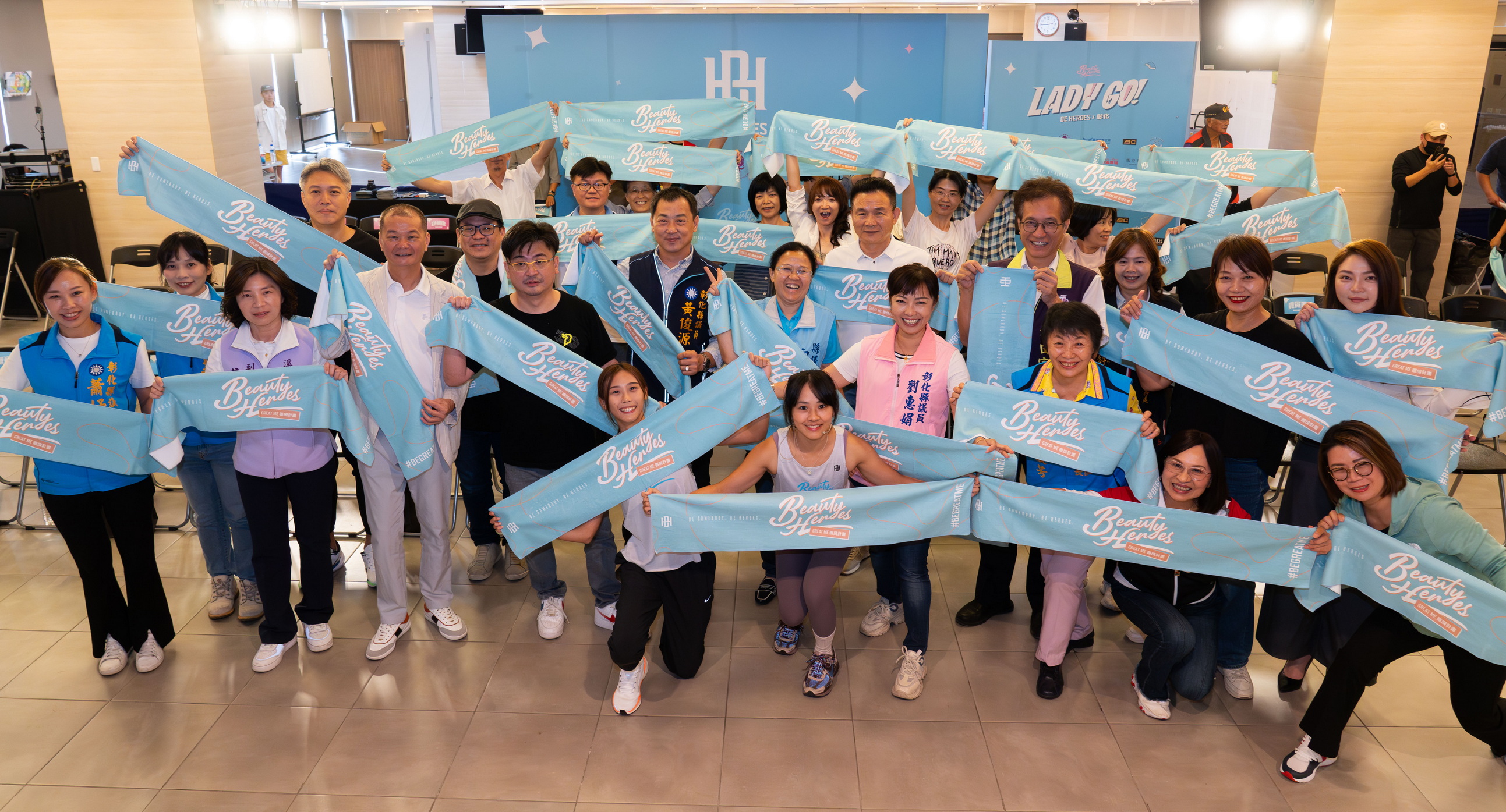 ▲2024 BE HEROES 女性運動日將於12月8日登場，宣傳會上，跨欄美少女張博雅也和教練在台上帶領彰化縣議長謝典林等人暖身，跳近來熱門歌曲。（彰化縣議會提供）