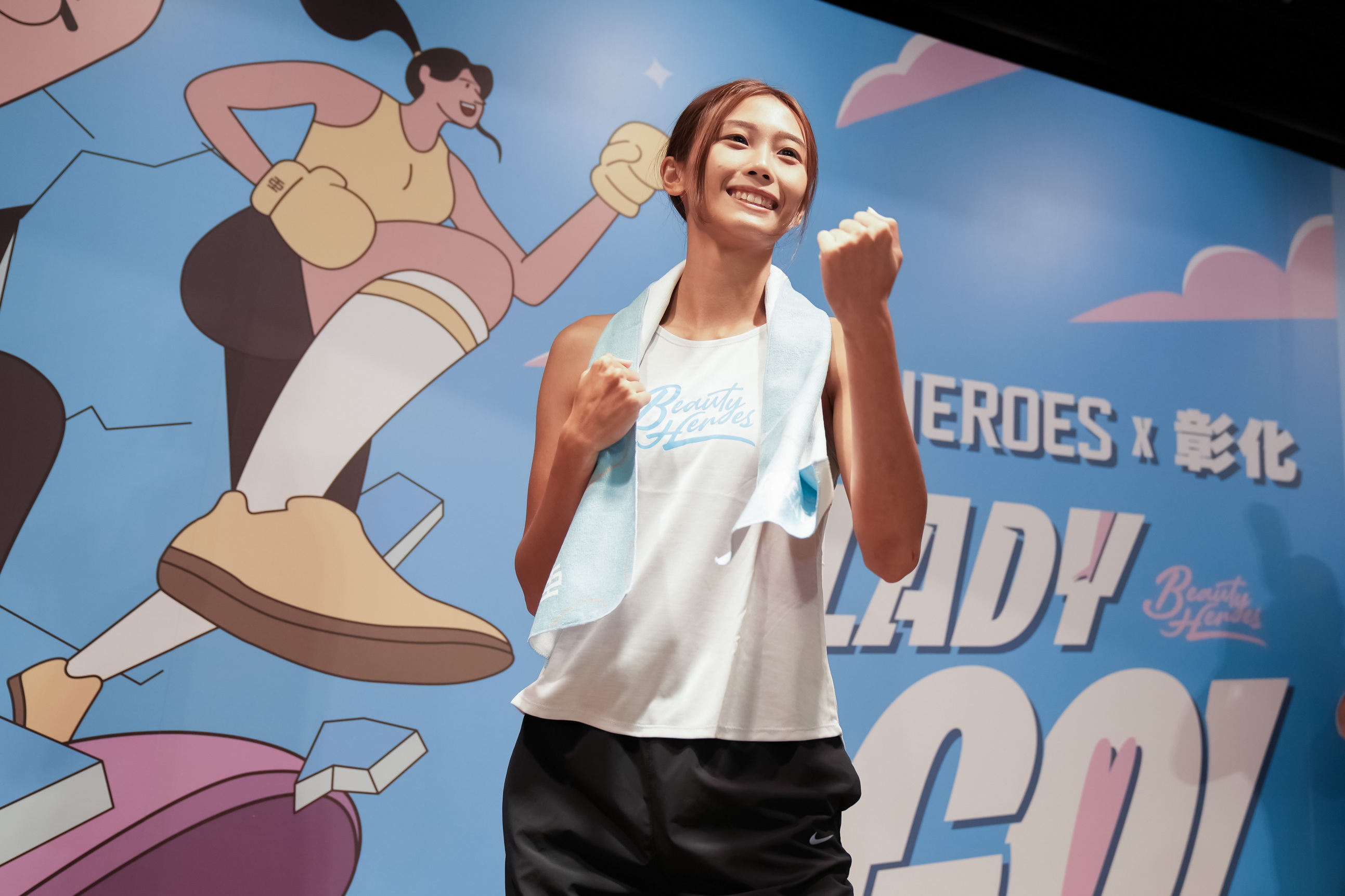 ▲2024 BE HEROES 女性運動日將於12月8日登場，宣傳會上，跨欄美少女張博雅也和教練在台上帶領彰化縣議長謝典林等人暖身，跳近來熱門歌曲。（彰化縣議會提供）