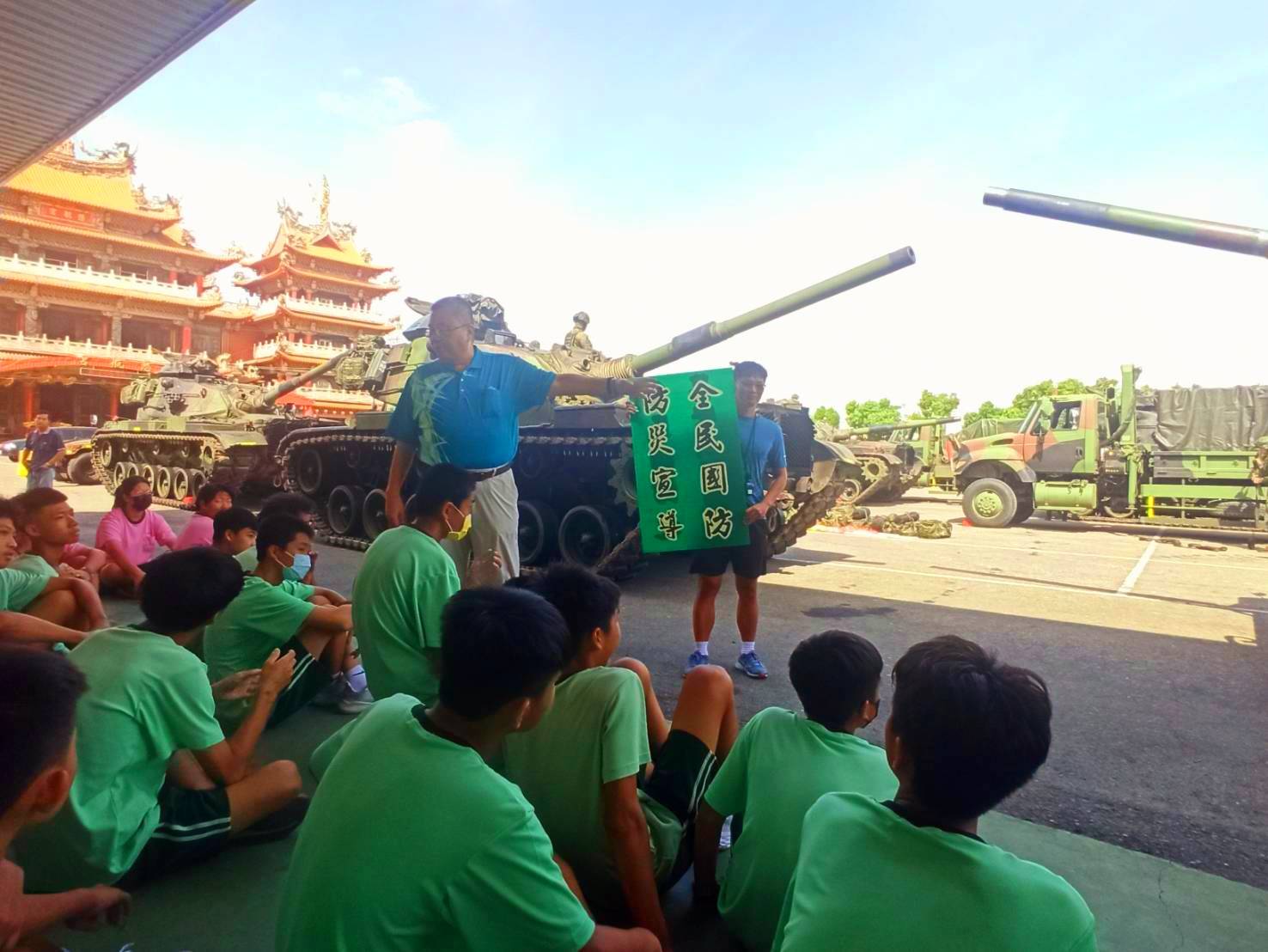 ▲「長泰19號操演」在竹塘鄉進行實兵對抗，竹塘國校長黃仲平帶領學生前往慈航宮廣場進行國防教育，讓學生瞭解各型戰車的作戰功能。（黃仲平提供）