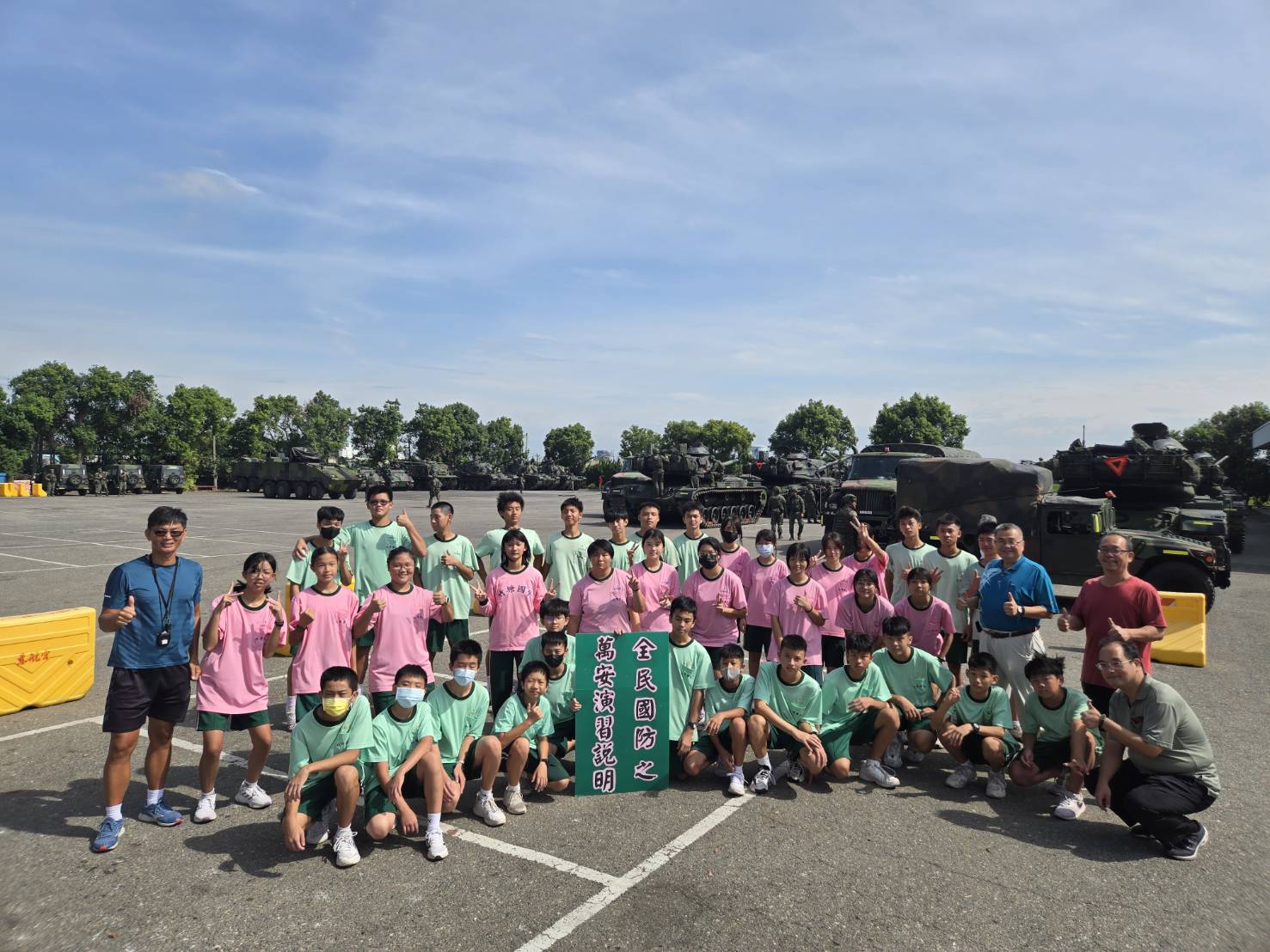 ▲「長泰19號操演」在竹塘鄉進行實兵對抗，竹塘國校長黃仲平帶領學生前往慈航宮廣場進行國防教育，讓學生瞭解各型戰車的作戰功能。（黃仲平提供）