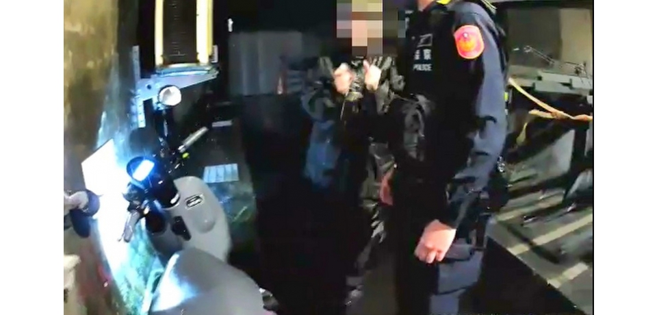 雨夜溫情!北市警助女子解鎖機車困境