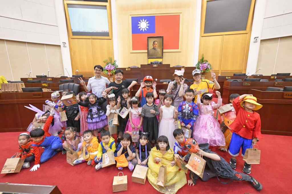 ▲彰化市美語幼兒園的老師特別帶領28位可愛的小朋友們,變裝成各式各樣的「小惡魔」,前往參訪彰化縣議會,議長謝典林像大哥哥般親切地接待這群「小小議員」們。(彰化縣議會提供)