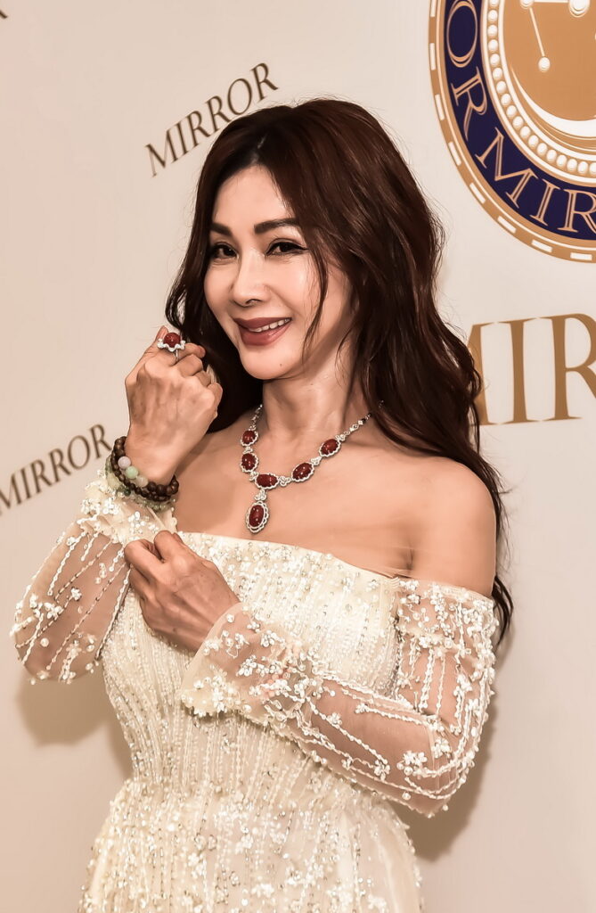 愛珠寶更愛家人和公益 老天特別眷顧 陳美鳳戴兩千萬元頂級AKA珊瑚走秀