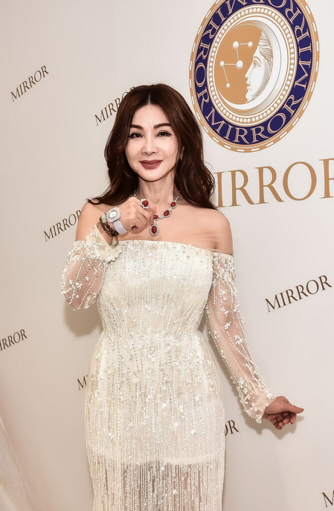 愛珠寶更愛家人和公益 老天特別眷顧 陳美鳳戴兩千萬元頂級AKA珊瑚走秀