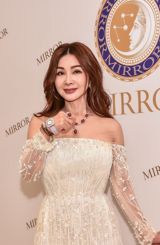 愛珠寶更愛家人和公益 老天特別眷顧 陳美鳳戴兩千萬元頂級AKA珊瑚走秀