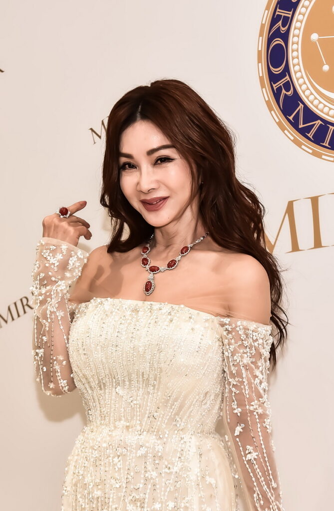 愛珠寶更愛家人和公益 老天特別眷顧 陳美鳳戴兩千萬元頂級AKA珊瑚走秀
