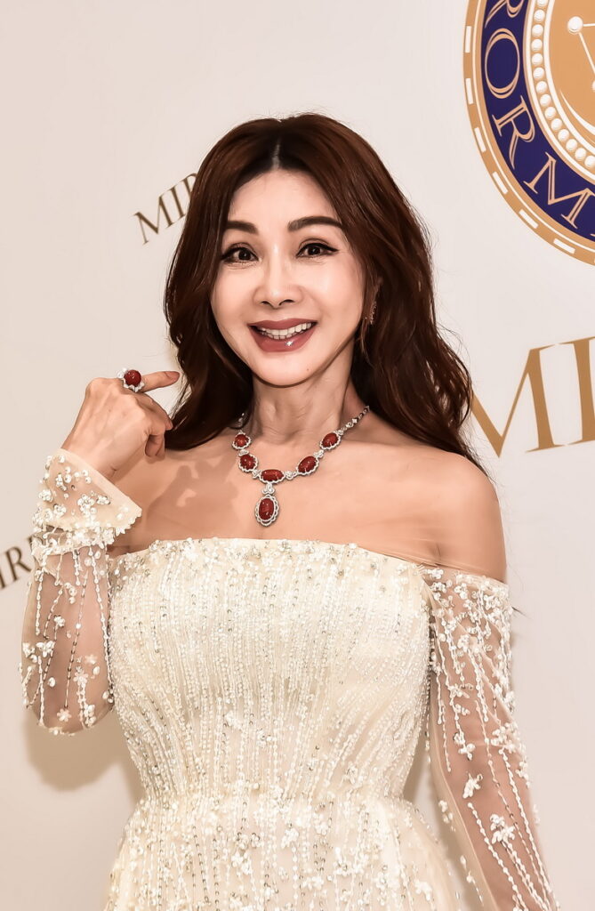 愛珠寶更愛家人和公益 老天特別眷顧 陳美鳳戴兩千萬元頂級AKA珊瑚走秀