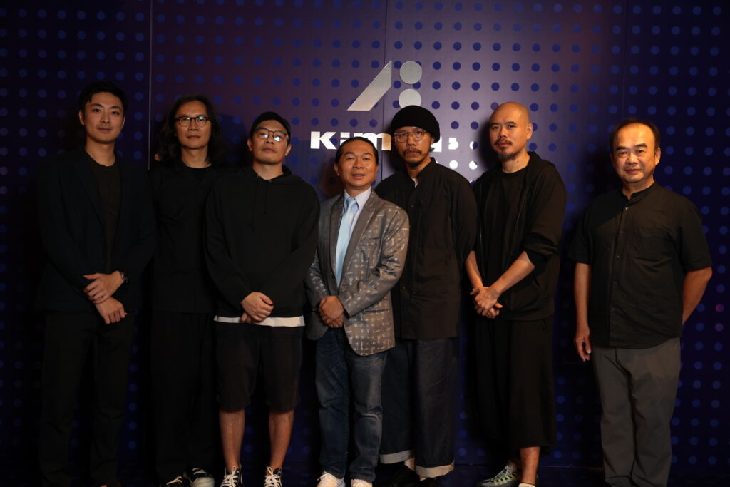 (右3)三金典禮視覺大師方序中、(右2)潮品收藏家阿木導演、(右1)金工大師劉榮釗、(中)新北市金銀珠寶商業同業公會理事長徐志賓、(左2)攝影大師蘇益良等重量級嘉賓悉數出席(圖片提供: kim-a:黃金品牌提供)