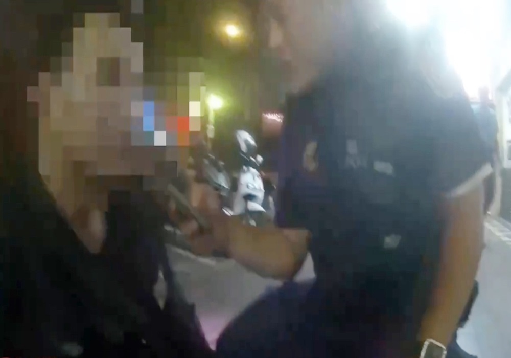 通緝犯身藏槍毒逛大街 見警全身僵硬胡言亂語遭逮 243 248241030a09