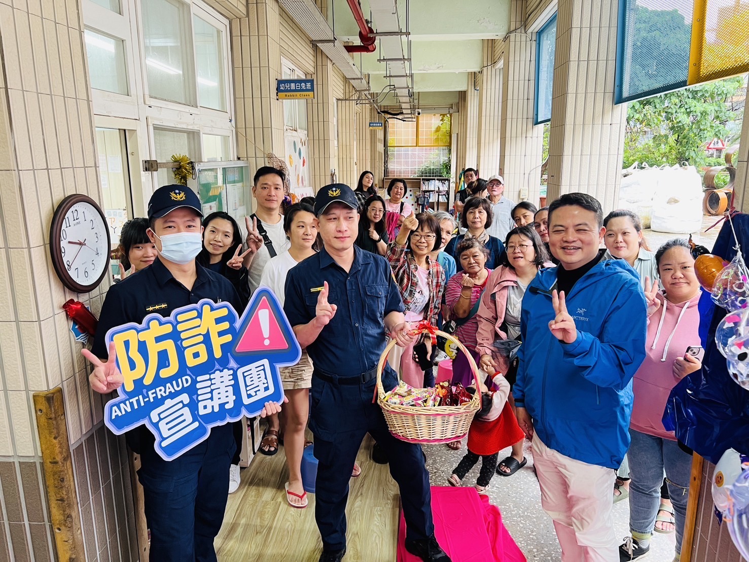 警方於和平國小向參加萬聖節活動民眾宣導防詐技巧。(記者薛秀蓮翻攝)