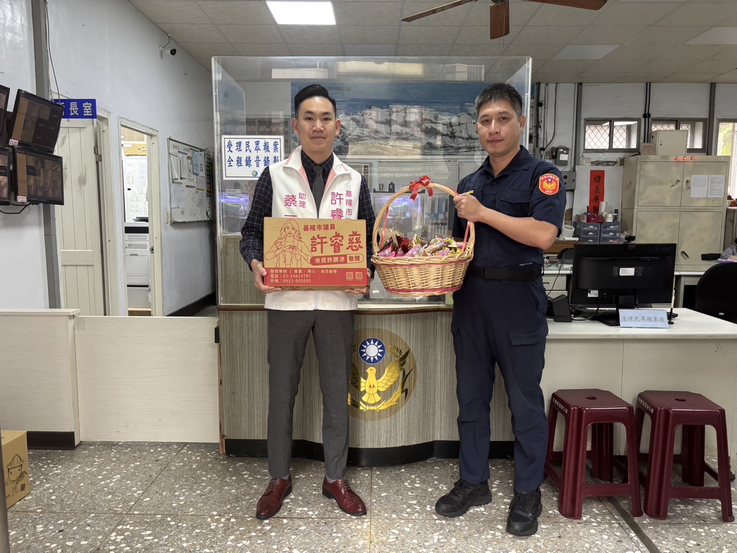 和一路派出所所長陳志峰(右)、浮雲寺及市議員許睿慈(左)提供活動之物品。(記者薛秀蓮翻攝)